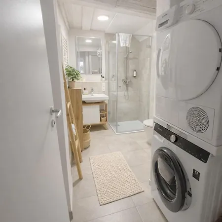 Gartenwohnung-terrasse-3 Schlafzimmer-85zolltv-arcade Apartment *